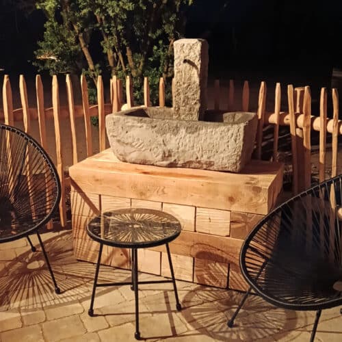 Haupteingang / Granittrog mit Wasser